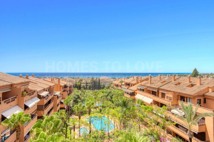 Magnifique, plein sud avec trois chambres duplex penthouse, situé dans la communauté fermée Costa Nagueles III