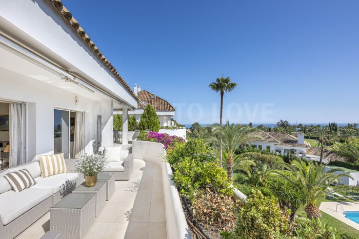 Penthouse en duplex avec vue sur la mer et service de conciergerie à vendre à Ancon Sierra, Marbella Golden Mile