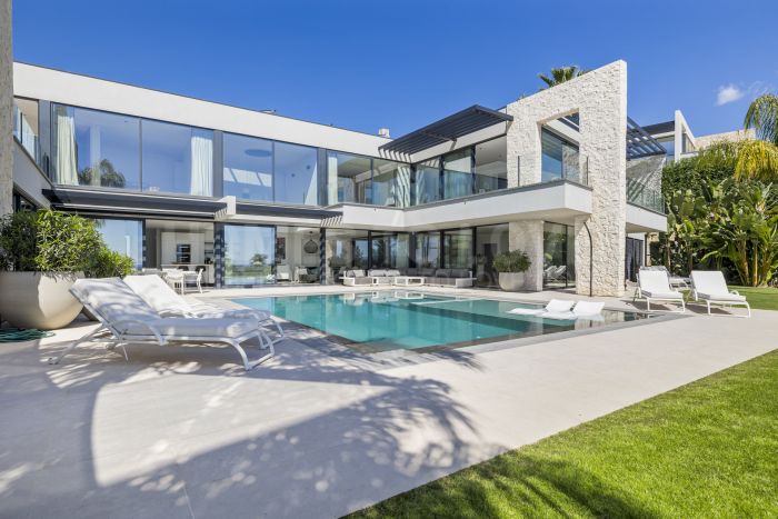 FRONTLINE GOLF - Newly built contemporary villa situated in the prestigious urbanization of La Alquería
