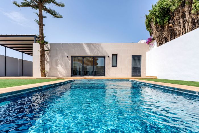 Impresionante Villa de 4 dormitorios con piscina privada en Primera Urbanización!