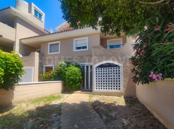 Oportunidad Única: Vivienda para Inversores en Golf La Duquesa - ¡Necesita Reformar!