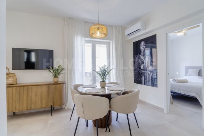 Hervorragend vollständig renovierte Drei-Zimmer-Wohnung nur wenige Schritte vom Strand von Estepona entfernt