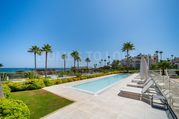 MAISON MITOYENNE EXCLUSIVE EN BORD DE MER AVEC PISCINE PRIVÉE ET VUE PANORAMIQUE SUR LA MER