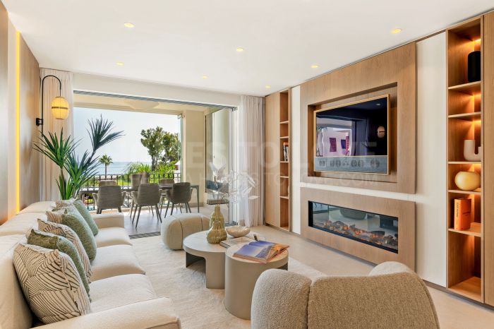 Apartamento de tres dormitorios con vistas al mar en Bahía del Velerín, Estepona