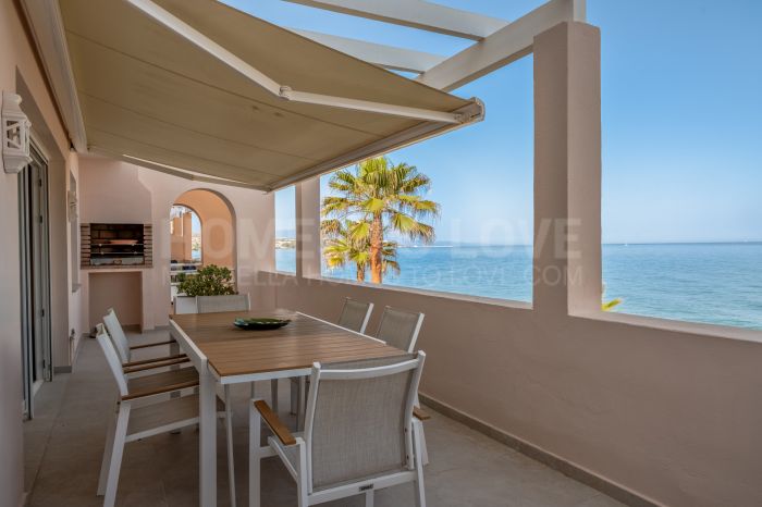 Apartamento de 3 dormitorios totalmente renovado en primera línea de playa en Estepona