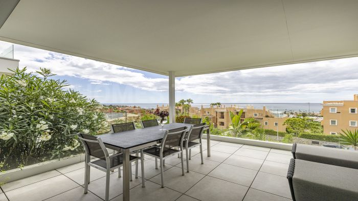 Elegante apartamento en planta baja, esquina, de 3 dormitorios con espectaculares vistas al mar en Doña Julia