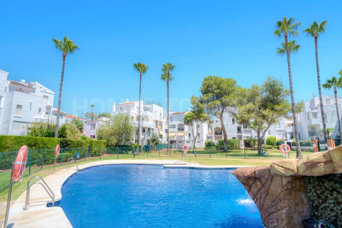 Fantastische Reform Gelegenheit; Drei-Zimmer-Wohnung in der gated Gemeinde, Parque Elviria in Marbella - Fußweg zum Strand