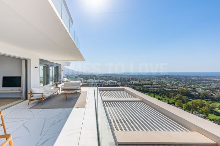 STUNNING CORNER MIDDLE FLOOR APARTMENT WITH PANORAMIC GOLF & SEA VIEWS