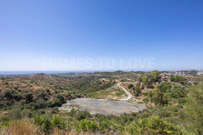 Erstklassiges Grundstück mit Aussicht und vollständiger Infrastruktur zum Verkauf in Real de La Quinta, Benahavís