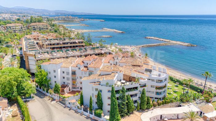 Exclusive Beachfront Two-Bedroom South-Facing Apartment with Sea Views in La Herradura, Marbella