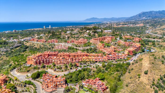 Magnifiquement rénové, orienté sud-ouest, appartement de deux chambres situé dans le quartier résidentiel de Reserva de Marbella