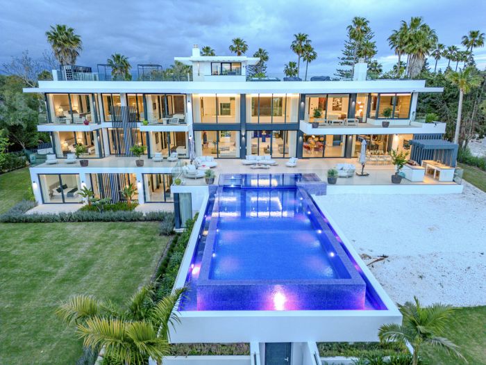 Casa La Colina – Exclusiva Villa de Diseño en la Zona Más Alta de Kings & Queens, Sotogrande Costa