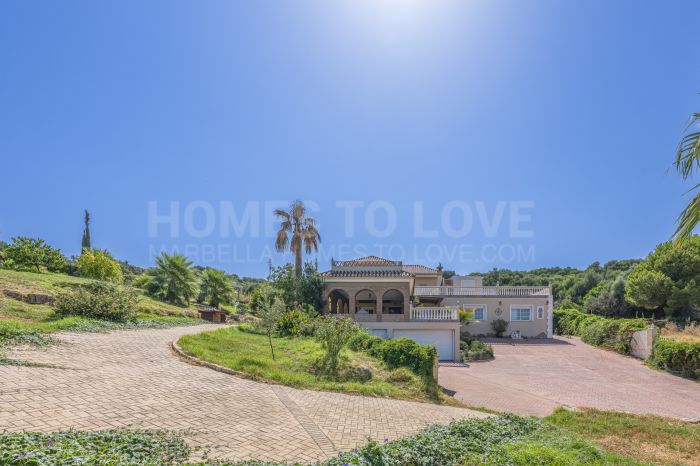 Charmante Villa im Westen von Estepona mit Pool und Garten.