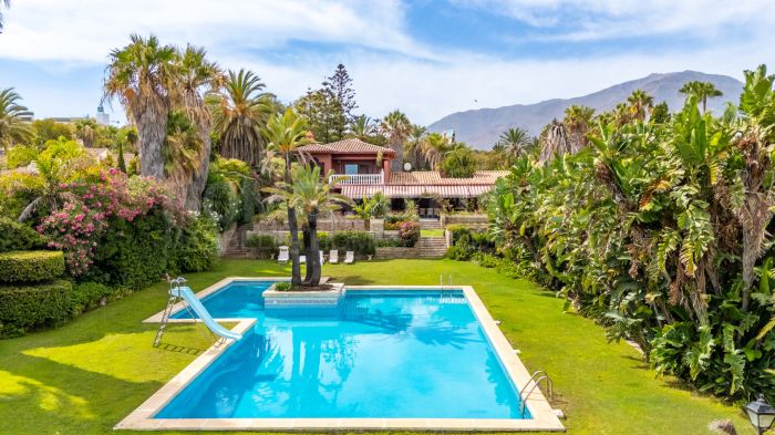 ICÓNICA VILLA FRENTE AL MAR CON POTENCIAL INIGUALABLE EN ESTEPONA