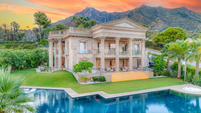 Una propiedad arquitectónicamente única y orientada al sur situada en la exclusiva comunidad cerrada de Sierra Blanca en la prestigiosa Milla de Oro de Marbella
