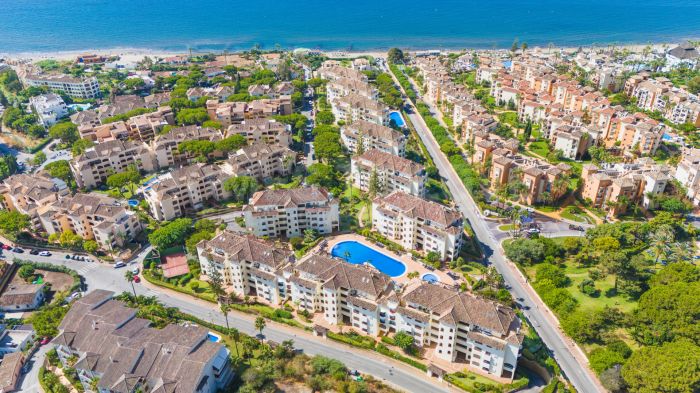 Hermoso apartamento de dos dormitorios situado en la prestigiosa Hacienda Playa, Elviria