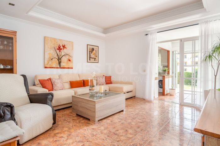 Elegante Apartamento de 3 dormitorios en Primera Nueva Andalucía Ubicación