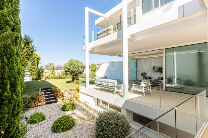 Villa de lujo en Marbella lista para entrar, zona Valdeolletas, con piscina privada y vistas al mar