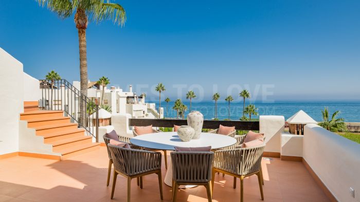 ¡Ático de lujo en primera línea de playa cerca del centro de Estepona!