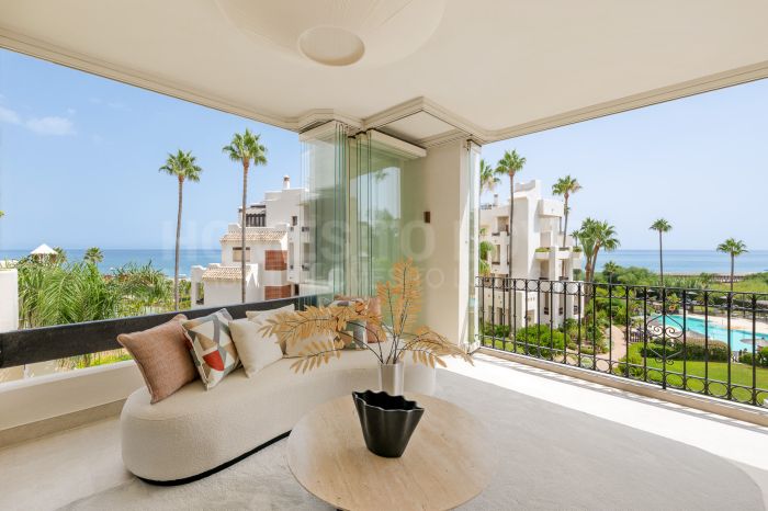 Impresionante apartamento, recientemente renovado, en primera línea de playa cerca del centro de Estepona.