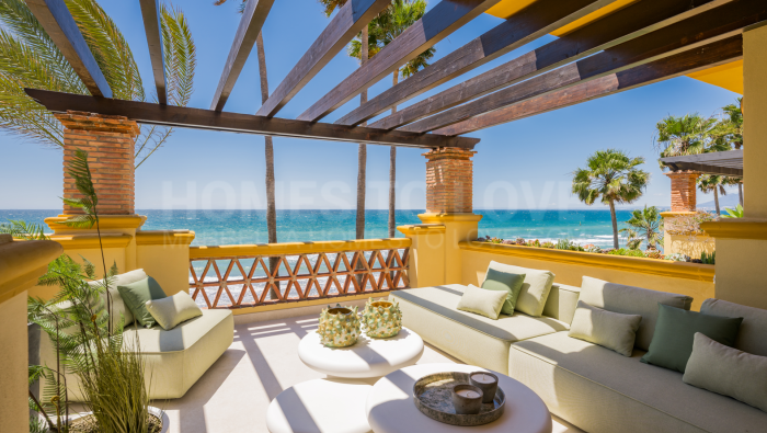Exclusivo apartamento renovado en primera línea de playa – Río Real Marbella