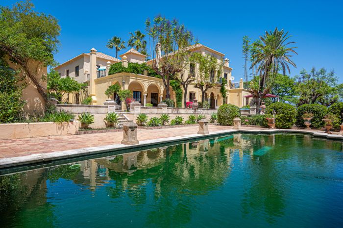 Outstanding Luxury Building with 17 Bedrooms in Estepona East