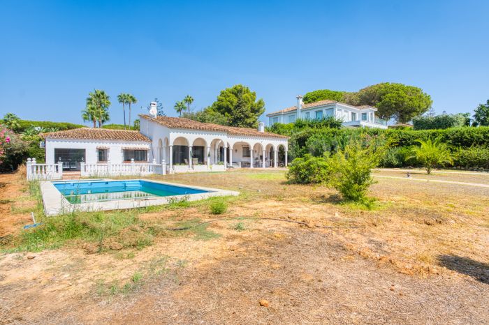 Fantastic opportunity - Four bedroom, south east facing private villa in Hacienda Las Chapas, Marbella