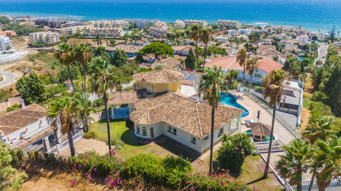 Espectacular villa de cinco dormitorios en El Chaparral, Mijas Costa con vistas panorámicas al mar
