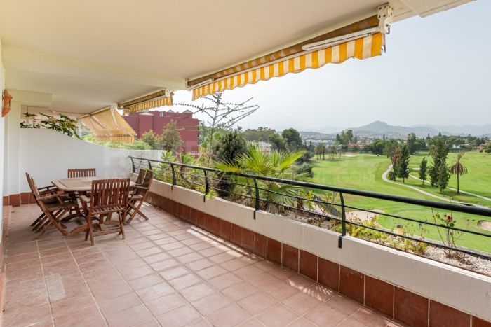 Frontline Golf Duplex Penthouse with Mountain Views in Guadalmina Alta
