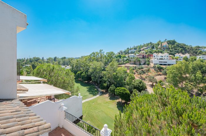 Spacious west-facing townhouse in La Quinta Golf, just a few steps from the Clubhouse