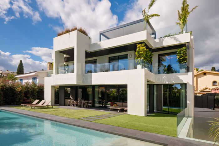 Exclusiva villa de diseño frente al mar en Marbella