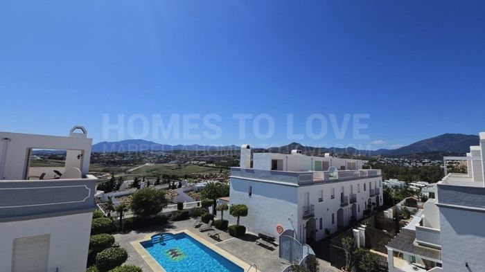 Adosado de Primera en Urb. Atalaya Golf con Azotea y Vistas al Mar