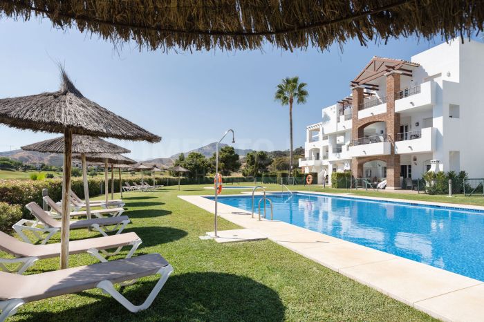 Bienvenido a este impresionante y totalmente renovado ático con vistas panorámicas sobre Higueral Golf, las montañas y el mar!