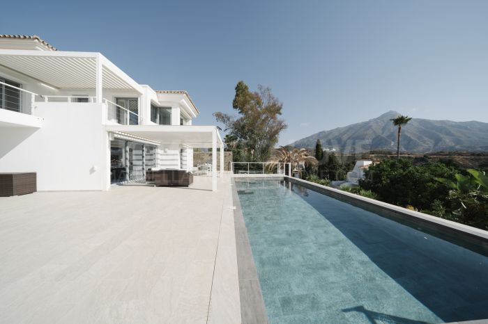 Exclusive Villa in Nueva Andalucía with Panoramic Views
