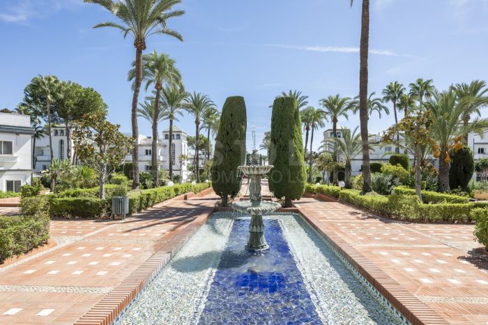 Family-Sized Ground-Floor Apartment with Private Garage for Sale in Dominion Beach, Estepona East