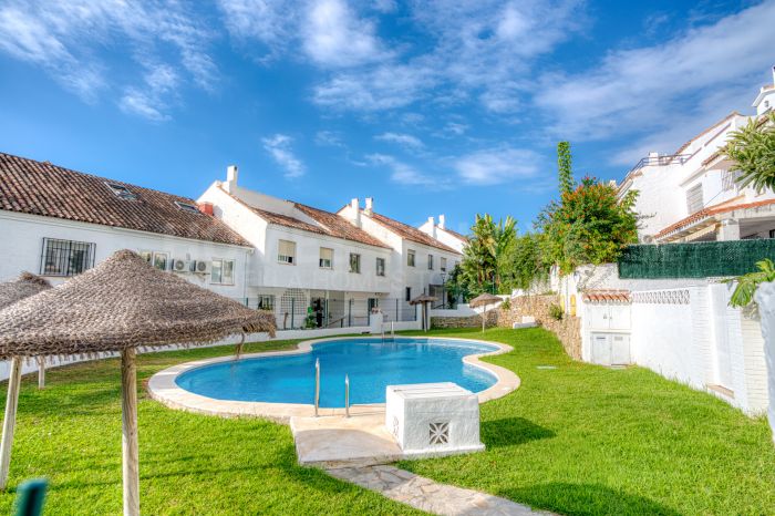 Encantadora casa adosada de tres dormitorios situada en la codiciada comunidad cerrada de El Capricho en la Milla de Oro de Marbella