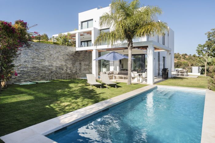 Villa moderna de 5 dormitorios en una comunidad cerrada segura cerca de Marbella