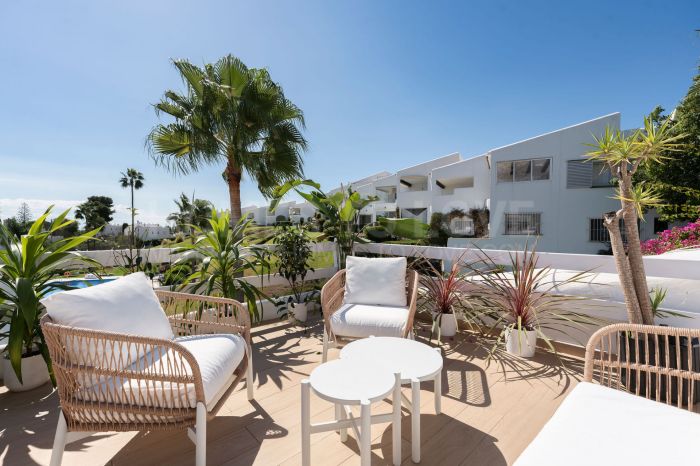 Bienvenido a este hermoso apartamento de 2 dormitorios en planta superior con increíbles vistas en Nueva Andalucía!