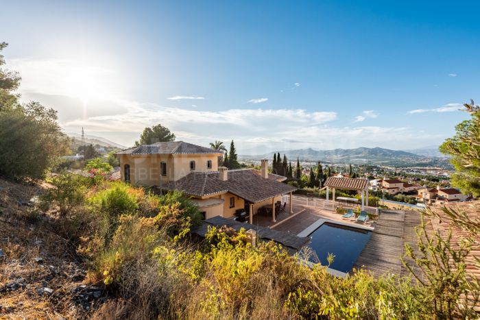 EXCLUSIVA FINCA DE LUJO CON CASA DE INVITADOS, GIMNASIO, PISTA DE TENIS Y VISTAS PANORÁMICAS EN ALHAURÍN DE LA TORRE