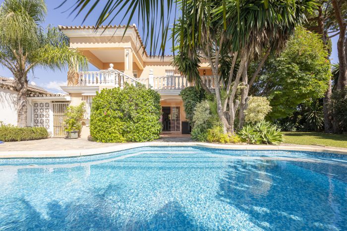 Detached House with Saltwater Pool and Mature Garden for Sale in San Pedro, Marbella