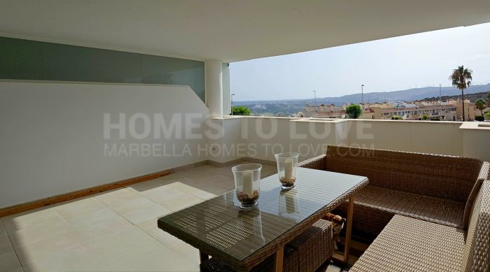 Moderno y luminoso apartamento de 2 dormitorios, vistas al mar y montaña/ Doña Julia Golf Resort, en Casares Costa