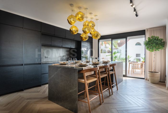 Descubre tu Casa de ensueño en Marbella — un apartamento de 3 dormitorios recientemente renovado en Nueva Andalucía con interiores luminosos, una amplia terraza, cocina al aire libre y todas las comodidades cerca.