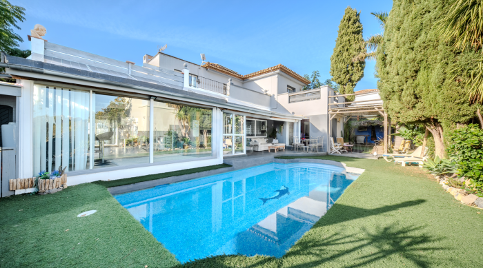 Wunderschönes Haus mit 5 Schlafzimmern in erster Linie des Golfplatzes Estepona mit Meerblick