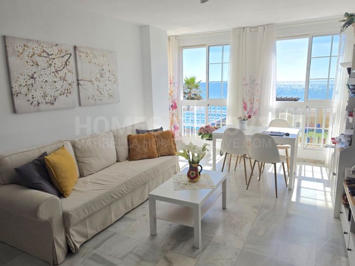 Piso en Primera Línea de Playa con Vistas Frontales al Mar en venta en Sabinillas