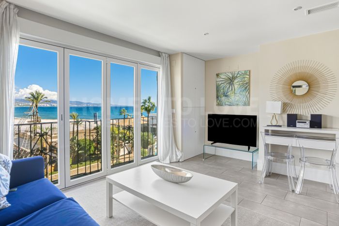 Apartamento de dos dormitorios con vistas al mar y a la montaña, situado en el corazón de Puerto Banús.