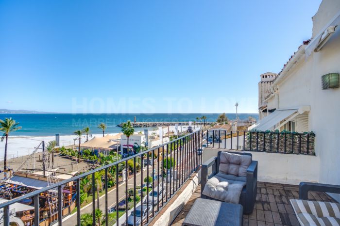 Precioso ático frente a la playa con vistas al mar y a la montaña, situado en el corazón de Puerto Banús.