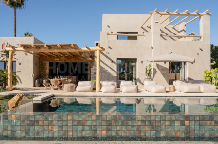 Villa de Lujo Única en Selwo: Fusión de Estilos Exóticos con Vistas al Mar