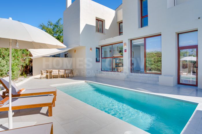 Impresionante casa adosada de cinco dormitorios, situada en la comunidad cerrada de Urb. Riviera Beach en Cancelada