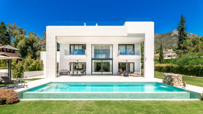 Sleek Villa contemporánea con vistas panorámicas en Cascada de Camojan
