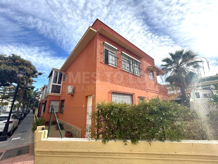 Este luminoso y práctico apartamento de 2 dormitorios está situado en el corazón de Fuengirola, ofreciendo una ubicación de primer nivel a un corto paseo de la playa, centros comerciales y una gran variedad de restaurantes. También se...